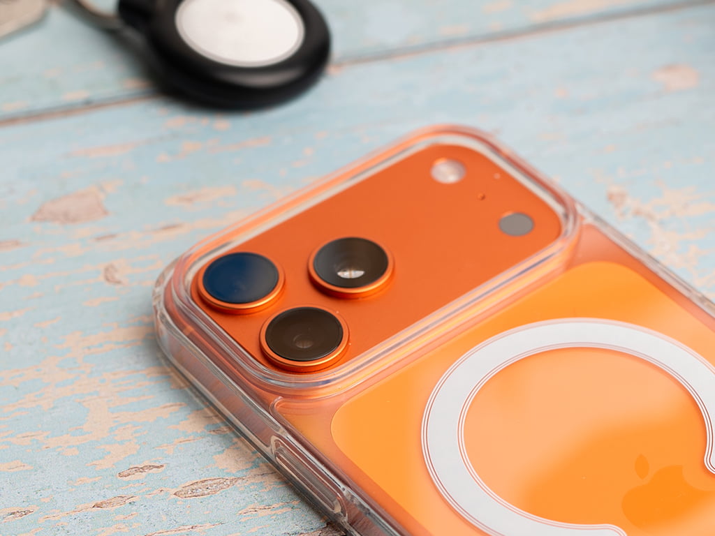 Průhledný kryt s MagSafe na iPhone 17 Pro Max lifestyle 4